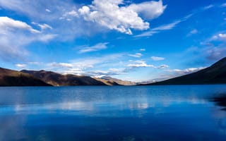 Картинка Красивая панорама горного озера под голубым небом