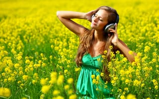 Картинка Красивая девушка в наушниках среди желтых цветов
