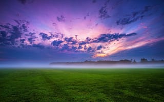 Обои Утренний туман над полем под красивым небом