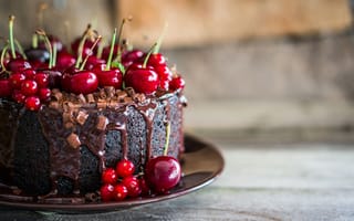 Картинка Шоколадный торт с ягодами вишни и красной смородины