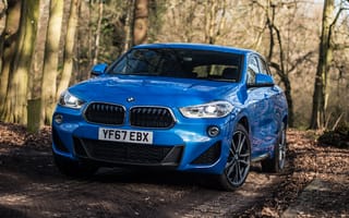 Картинка Синий автомобиль BMW X2 xDrive20d M Sport, 2018 на дороге в лесу