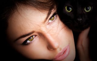 Картинка Красивая зеленоглазая девушка с черной кошкой