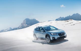 Картинка Внедорожник Subaru XV на заснеженном склоне