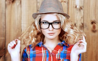 Картинка Красивая блондинка в очках и шляпе