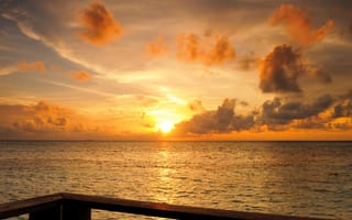 Картинка Вид на закат солнца в море, Мальдивы