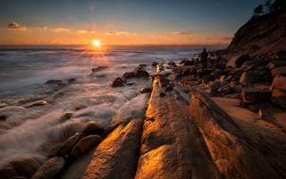Картинка Каменный берег на морском побережье на закате солнца