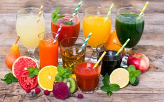 Картинка Свежевыжатые соки на столе с овощами и фруктами