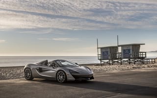Обои Серебристый спортивный автомобиль McLaren 570S на фоне красивого неба