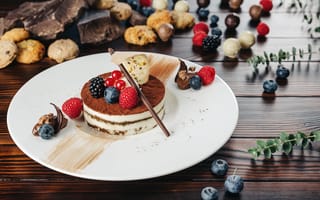 Картинка Пирожное с ягодами и шоколадом на белой тарелке