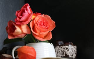 Картинка Букет роз в вазе на столе с книгой