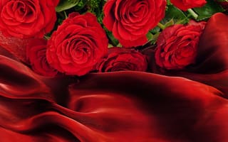 Картинка Букет красных роз на красном шелковом покрывале