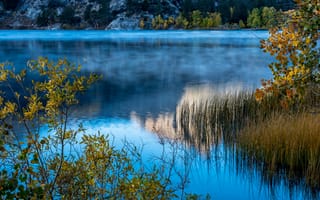Картинка Утренний туман над горным озером, США