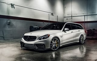 Картинка Автомобиль Mercedes-Benz E-Class в гараже
