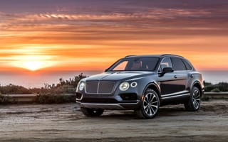 Картинка Черный стильный стильный автомобиль Bentley на фоне заката