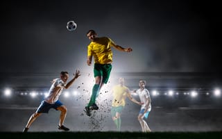 Картинка Футболист отбивает мяч на поле во время игры