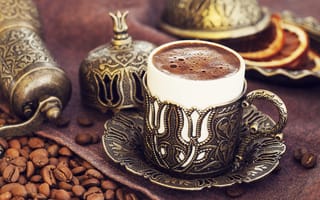 Картинка Красивая дизайнерская чашка кофе на столе с зернами