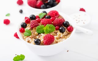 Картинка Мюсли с ягодами малины, черники и красной смородины на завтрак
