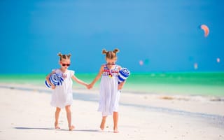 Картинка Две маленькие девочки идут по песку