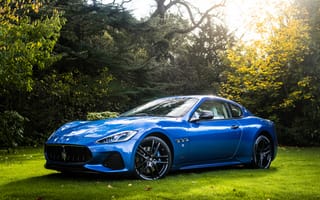Картинка Синий автомобиль Maserati GranTurismo на фоне деревьев