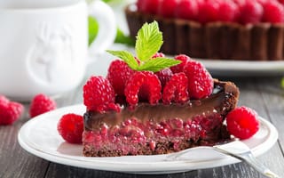Картинка Вкусный пирог с шоколадом и ягодами малины