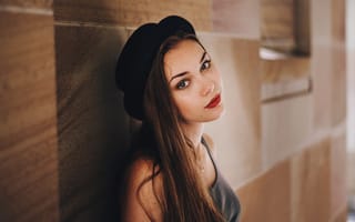 Картинка Красивая девушка в черной шляпе у стены