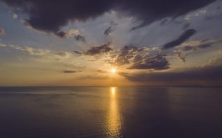 Картинка Закат летнего солнца на морском горизонте