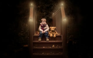 Картинка Маленький мальчик сидит с игрушечным мишкой на ступеньках