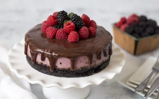 Обои Торт с шоколадом на столе с ягодами черники и малины