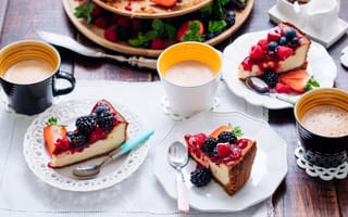 Картинка Чизкейк с ягодами на столе с кофе