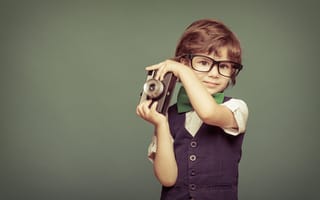 Картинка Маленький мальчик в очках с фотоаппаратом