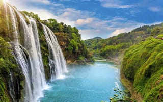 Картинка Красивый водопад стекает с утеса под голубым небом