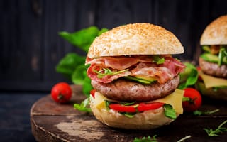 Картинка Вкусный аппетитный гамбургер с беконом