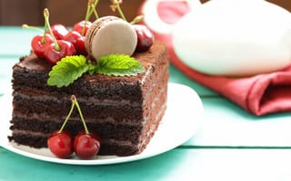 Картинка Кусок шоколадного торта с ягодами черешни