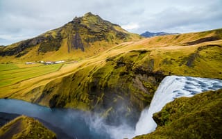 Картинка Водопад на фоне покрытых зеленью гор, Исландия
