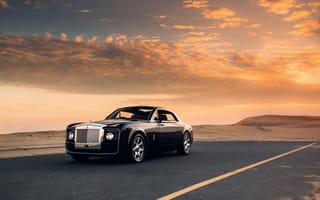 Картинка Черный Rolls Royce Sweptail на фоне красивого неба