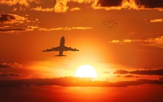 Картинка Самолет в небе на фоне солнца на закате
