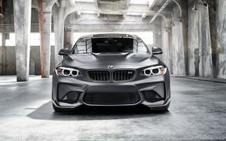 Картинка Серебристый автомобиль BMW M2 M, 2018 вид спереди