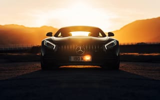 Обои Стильный черный автомобиль Mercedes-AMG GT C на фоне заката