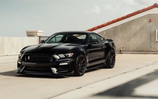 Картинка Черный быстрый автомобиль Ford Mustang