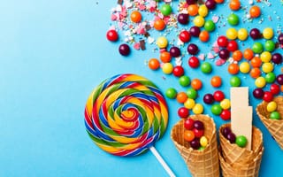 Картинка Сладкие конфеты и вафельные рожки на голубом фоне