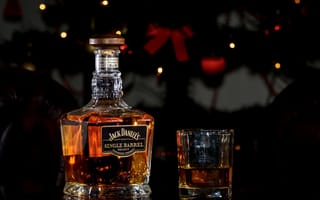 Картинка Бутылка виски Jack Daniels с рюмкой