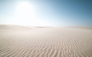 Картинка Белый песок в пустыне на фоне голубого неба