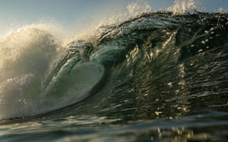 Картинка Высокая волна в море летом