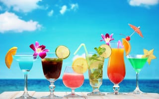 Картинка Тропические коктейли на фоне голубого неба