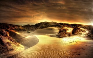Картинка Волнистый песок под красивым небом на закате
