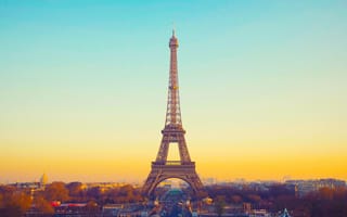 Обои Эйфелева башня на фоне красивого голубого неба, Париж. Франция