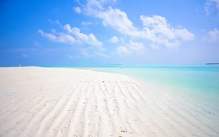 Картинка Белый песок на пляже Мальдив под голубым небом