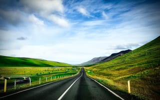 Картинка Ровная дорога у зеленых холмов на фоне голубого неба