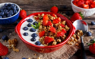 Картинка Мюсли с йогуртом, ягодами клубники и черники на завтрак