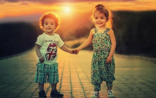 Картинка Счастливые мальчик и девочка на дороге на фоне заката
